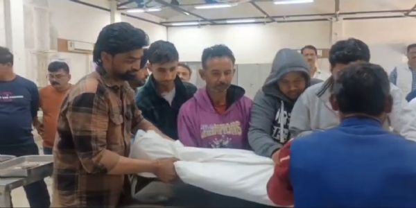 सीताराम की देह मेडिकल कॉलेज को दान, ग्रामीणों ने एंबुलेंस को रथ बनाकर खींचा