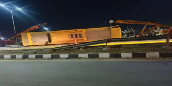 स्लीपर बस पलटी-ड्राइवर की मौत, शादी में जा रहे 20 से अधिक रिश्तेदार घायल