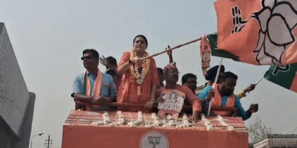 आसनसोल दक्षिण विधानसभा से भाजपा की परिवर्तन रथयात्रा शुरु, विधायक अग्निमित्रा पाल ने की अगुवाई