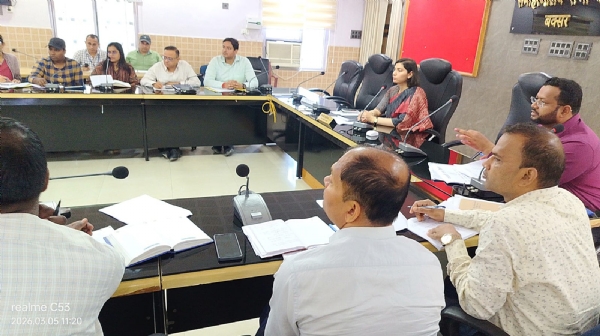 बैठक में शामिल जिला पदाधिकारी व अन्य