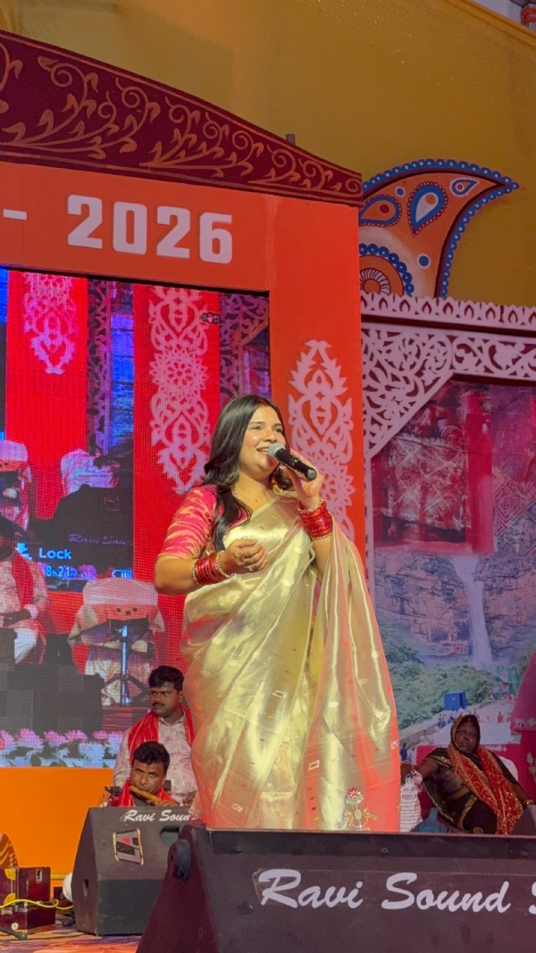 सुप्रसिद्ध गायिका स्वाति मिश्रा भजन प्रस्तुत करते