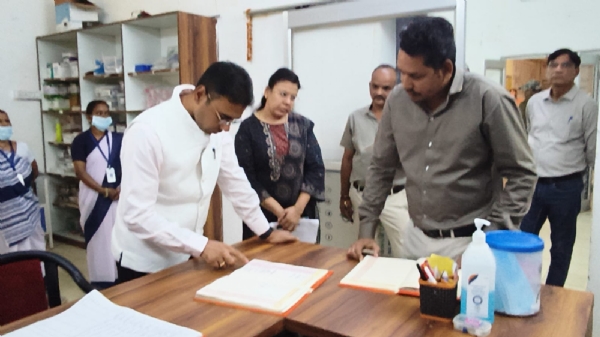 कसडोल स्थित सामुदायिक स्वास्थ्य केन्द्र में व्यवस्थाओं का जायजा लेते हुए कलेक्टर कुलदीप शर्मा