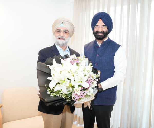 दिल्ली के नवनियुक्त उपराज्यपाल तरनजीत सिंह संधू से मुलाकात  करते दिल्ली की पर्यावरण मंत्री मनजिंदर सिंह सिरसा