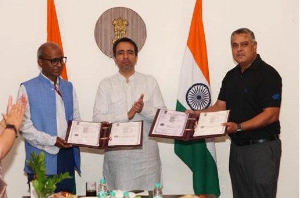 कौशल विकास और उद्यमिता मंत्रालय के अधीन प्रशिक्षण महानिदेशालय (डीजीटी) और बजाज ऑटो लिमिटेड के बीच फ्लेक्सी-एमओयू हस्ताक्षर समारोह में मंत्री जयंत चौधरी, सचिव देबाश्री मुखर्जी और बजाज ऑटो के प्रतिनिधि