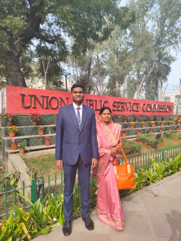 डायमंड सिंह ध्रुव अपनी मां के साथ।