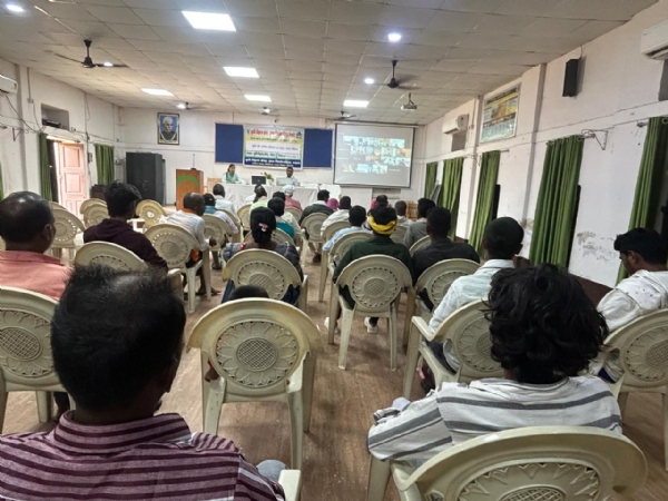 सम्बोधित करते मोदी