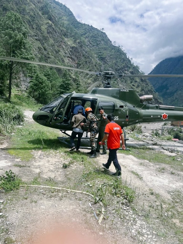 राहत तथा बचाव कार्य में जुटे नेपाली सेना का हेलिकॉप्टर