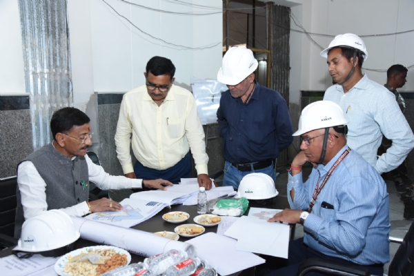 संजय सेठ निरीक्षण करते हुए