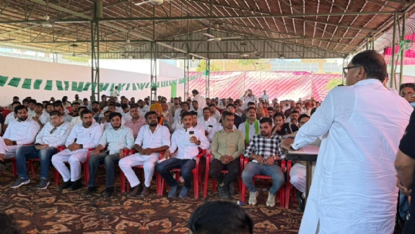 बैठक को संबोधित करते अभय चौटाला।