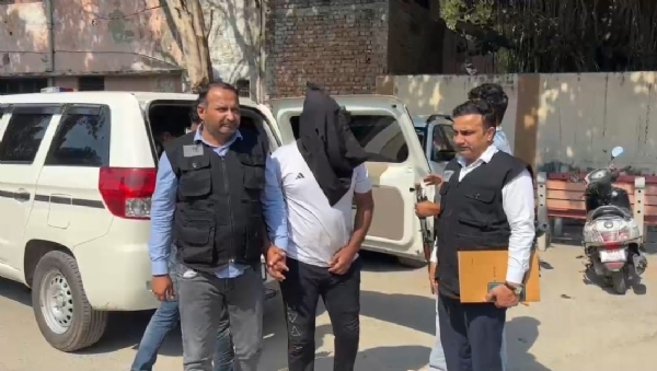 गिरफ्तार आरोपी मोनू को ले जाती पुलिस।