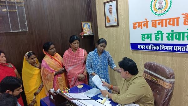 महापौर रामू रोहरा को समस्या बताती हुई महिलाएं।