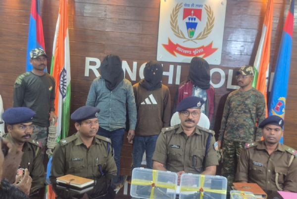 प्रेस वार्ता करते ग्रामीण एसपी