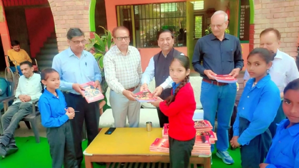 स्कूल के विद्यार्थियों को स्टेशनरी वितरित करते संस्था के पदाधिकारी।