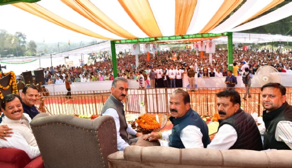 जनसभा के दौरान मुख्यमंत्री।