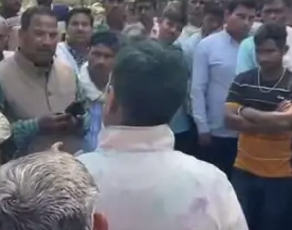 हंगामा करते परिजन