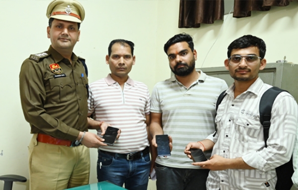 सोनीपत:सहायक पुलिस         आयुक्त साइबर राजदीप मोर मोबाइल फोन उनके असल मालिकों को सौंपते हुए।