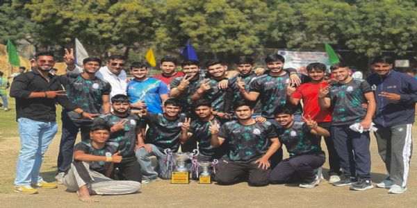 श्याम लाल कॉलेज (प्रातः) की चैंपियन टीम ट्रॉफी और कोच योगेंद्र कुमार के साथ