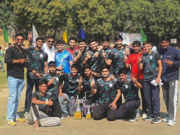 श्याम लाल कॉलेज (प्रातः) की चैंपियन टीम ट्रॉफी और कोच योगेंद्र कुमार के साथ
