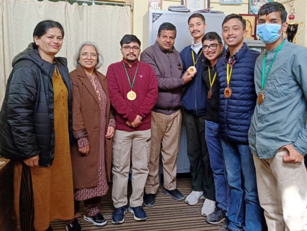 विजयी प्रतिभागियों को पुरस्कृत करते विभागाध्यक्ष।