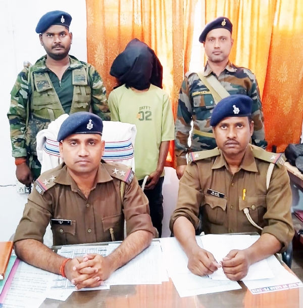 गिरफ्तार आरोपी एवं सदर थाना प्रभारी