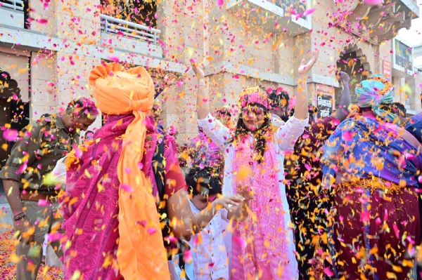 बाबा विश्वनाथ धाम में फूलो की होली