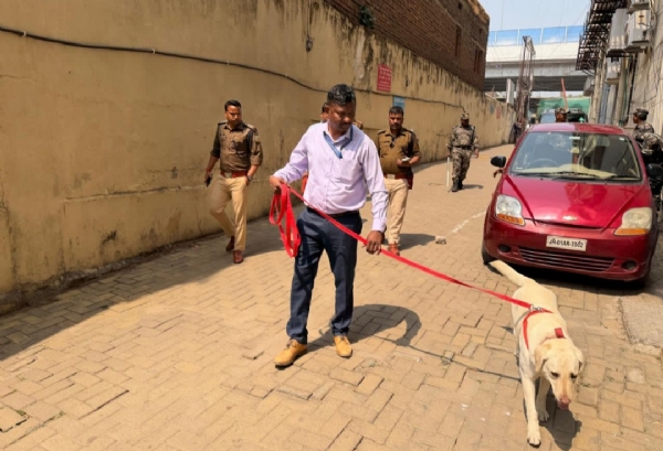 जांच करते पुलिस अधिकारी