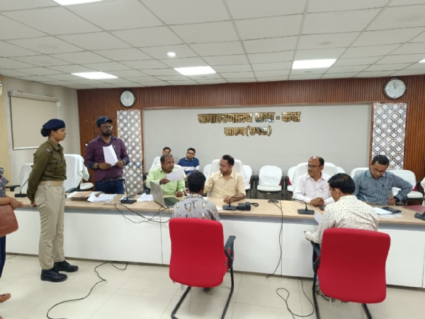 जनता  दरबार में जिलाधिकारी ने 61 फरियादियों की सुनी गई समस्याएं