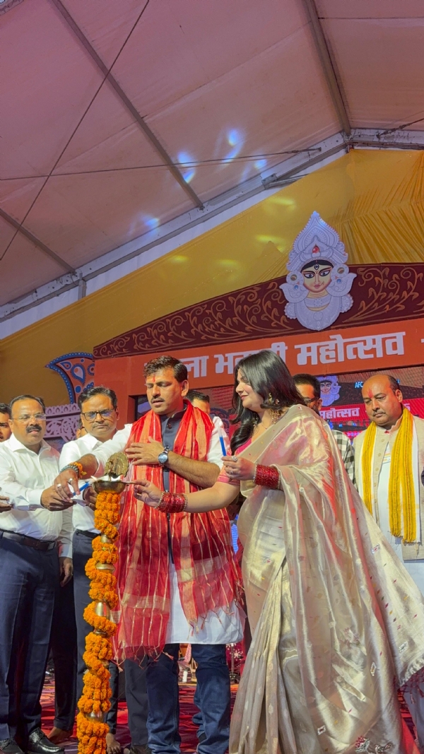 कर्यक्रम का उद्घाटन करते विधायक राजीव रंजन उर्फ सोनू सिंह व अन्य अधिकारी