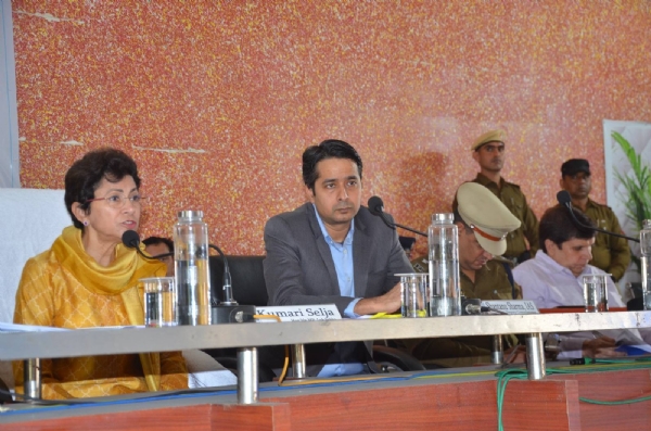 दिशा की बैठक में शिकायतें सुनती सांसद सैलजा।