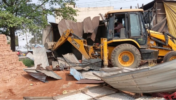 अतिक्रमण हटाते जेसीबी