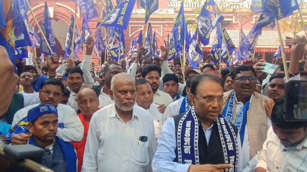 बसपा के लोग जिलाधिकारी कार्यालय के बाहर प्रदर्शन करते हुए