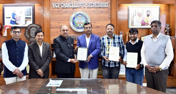 कुलपति प्रो. बीआर कम्बोज के साथ वैज्ञानिक।