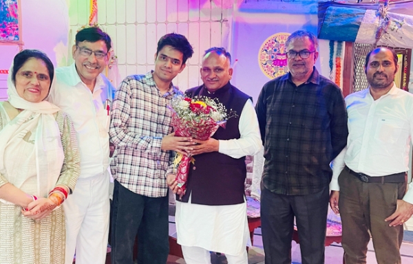 सोनीपत: वैभव को उसकी सफलता पर बधाई देते हुए राजीव जैन