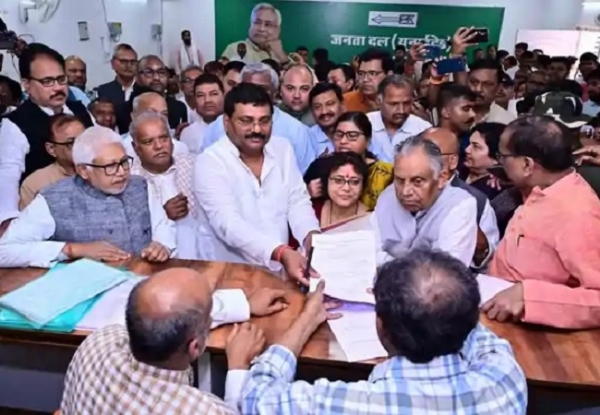 नामांकन करते उमेश कुशवाहा