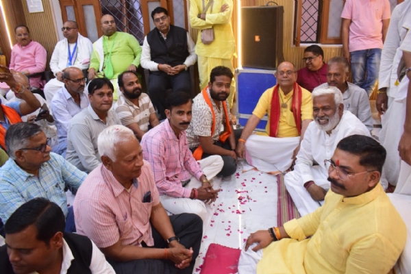 फूलों की होली खेलते विभाग प्रचारक व जलशक्ति मंत्री स्वतंत्र देव सिंह