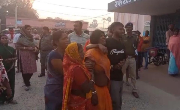 रोते बिलखते परिजन