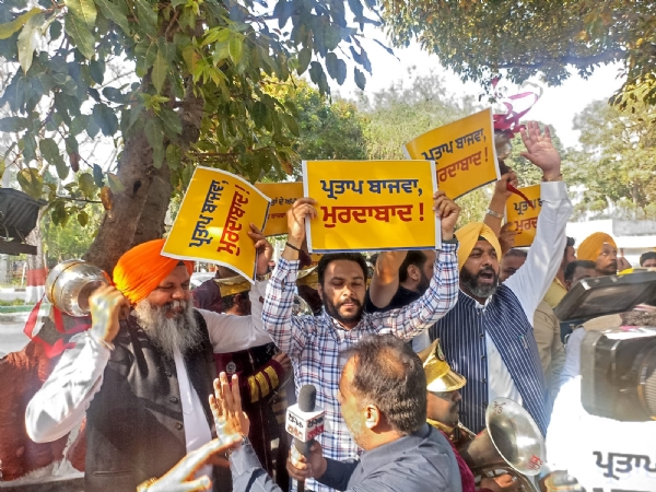 पंजाब विधानसभा के बाहर प्रदर्शन करते आप विधायक