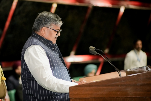 पंजाब के राज्यपाल गुलाब चंद कटारिया विधानसभा में अभिभाषण देते हुए