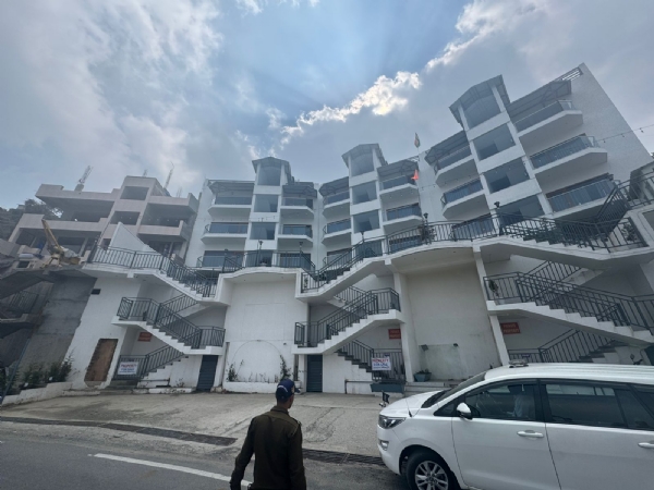 मुक्तेश्वर में बेलगाम निर्माण पर मंडलायुक्त सख्त, अवैध भवनों की जांच के निर्देश