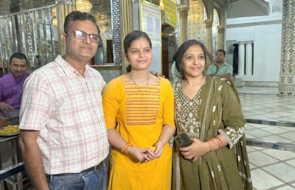 वैभवी अग्रवाल अपने माता पिता के साथ