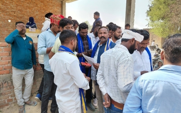 गांव में हंगामा करते हुए ग्रामीण