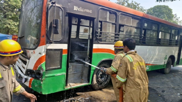 यूपी रोडवेज की बस में लगी आग