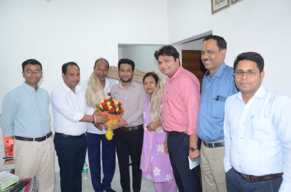 यूपीएससी सलेक्टेड रौनक के निवास पहुंचे जिले के तीनों आईएएस