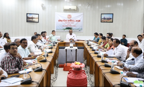 संभागायुक्त ने की सभी जिला पंचायत के कार्यों की समीक्षा