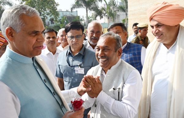 सोनीपत:गुजरात और महाराष्ट्र के राज्यपाल आचार्य         देवव्रत का राई रेस्ट हाऊस में स्वागत करते हुए