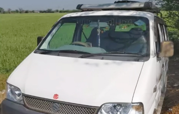 सोनीपत:परीक्षा केंद्र         के बाहर वह कार जिसमें अध्यापक नकल सामग्री तैयार कर रहे थे