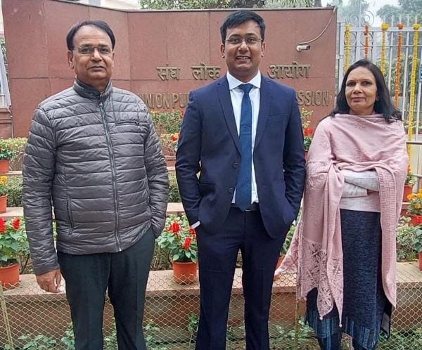 फोटो-परिजन के साथ खड़े डाँ.यशवर्धन