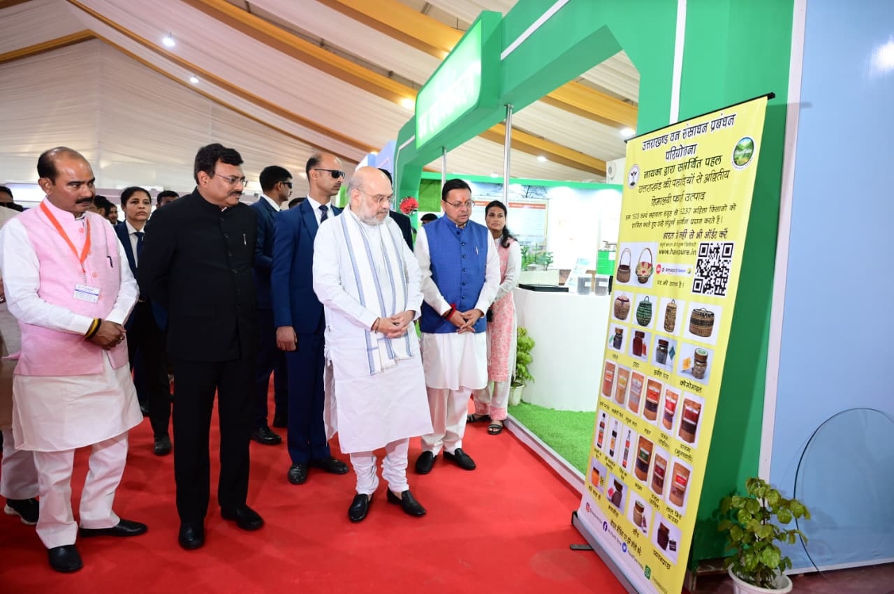 प्रदर्शनी का अवलोकन करते अमित शाह