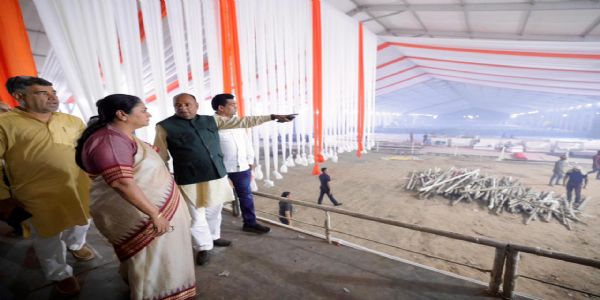 दिल्ली की मुख्यमंत्री रेखा गुप्ता उद्घाटन स्थल डीडीए उत्सव स्थल-3 ,निरंकारी मंडल के सामने का निरीक्षण करती हुई