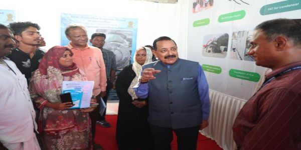 कवरत्ती में खारे पानी को मीठे पानी बनाने वाले संयत्र के बारे में लोगों से बात करते हुए केन्द्रीय मंत्री डॉण जितेन्द्र सिंह ्